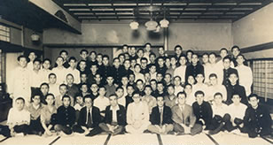 再建文学専門部 教員・学生懇談会／1946（S21）.6.25<br>甲陽園／前列中央寿岳文章