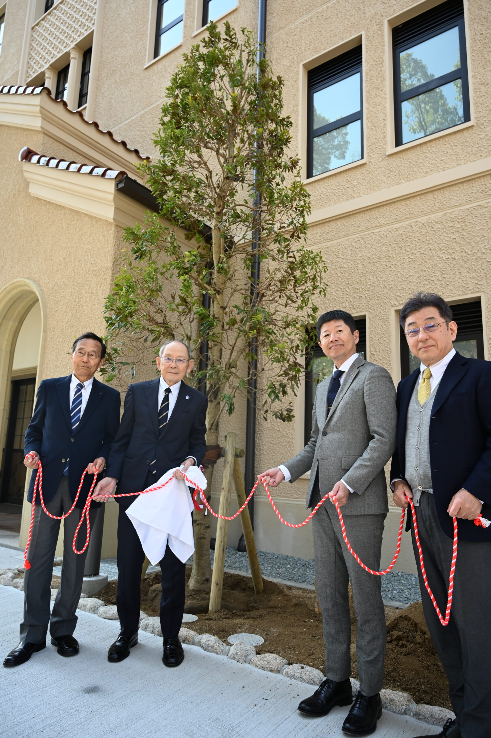 西宮上ケ原キャンパスＪ号館完成記念植樹を行いました